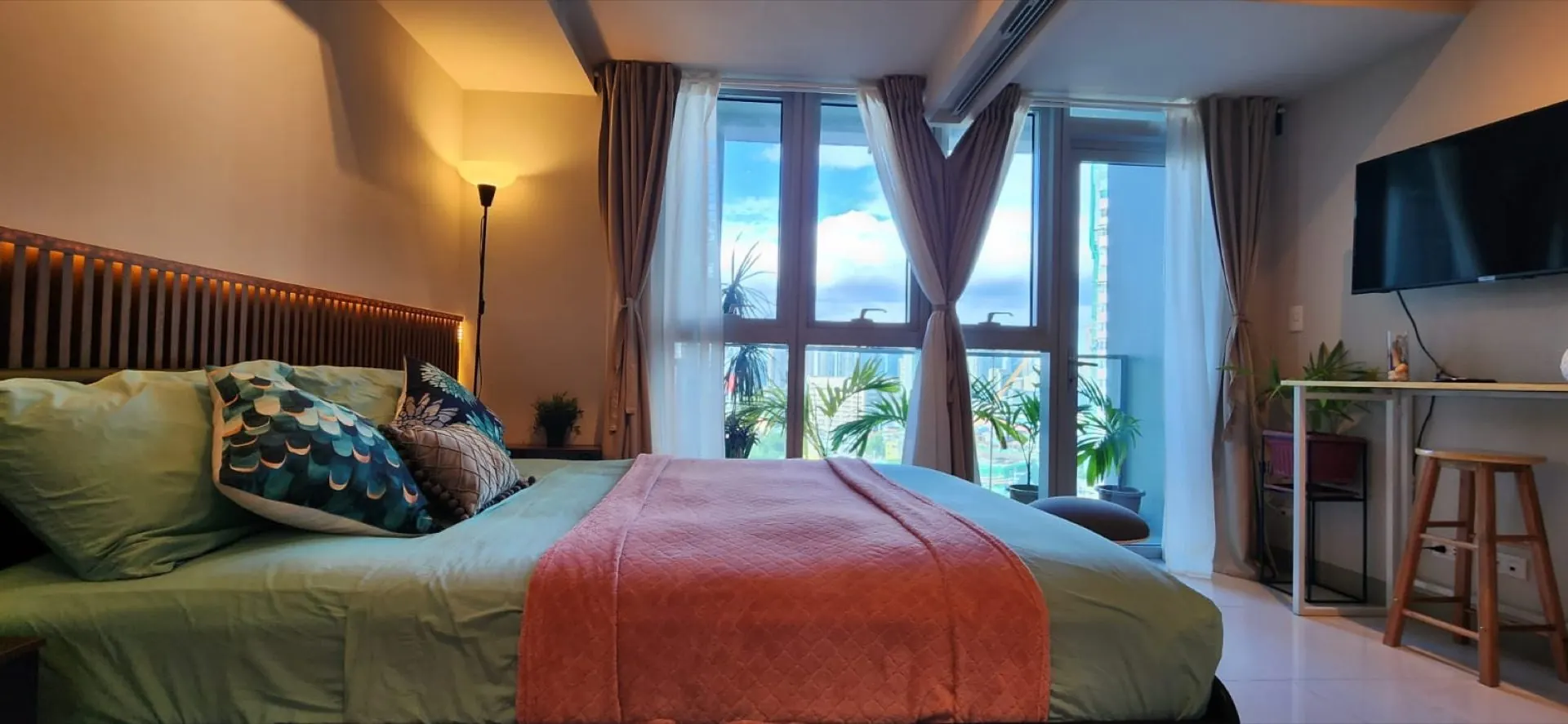 Uptown Parksuites Tower 2 Unit 8U — furnished bedroom with skyline view